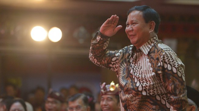 Ketua Umum Partai Gerindra Prabowo Subianto memberi hormat kepada Ketua Umum DPP PDIP Megawati Soekarnoputri saat hadir pada pembukaan Kongres V PDIP di Sanur, Bali, Kamis (8/8). [ANTARA FOTO/Nyoman Budhiana]