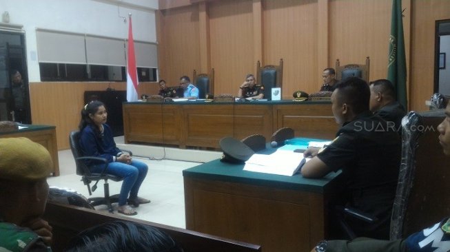 Sidang lanjutan kasus mutilasi Fera Oktaria dengan agenda pemeriksaan saksi (Suara.com/Andhiko).