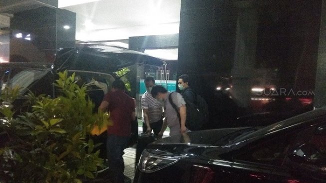 Petugas KPK saat membawa barang bukti terkait penggeledahan di kantor BPKAD Jatim. (Suara.com/Dimas)