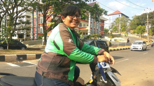 Leony Sondang Suryani, gadis 22 tahun yang juga berprofesi sebagai driver ojek online (ojol), baru saja lulus dari Fakultas Hukum Universitas Diponegoro (Undip) dengan predikat cum laude. [Suara.com/Adam Iyasa]