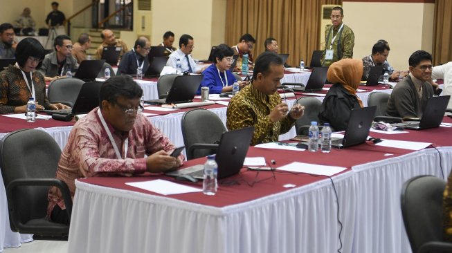 Sejumlah calon pimpinan (capim) KPK mengikuti tes profile assessment di gedung Lemhanas, Jakarta, Kamis (8/8). [ANTARA FOTO/Hafidz Mubarak]