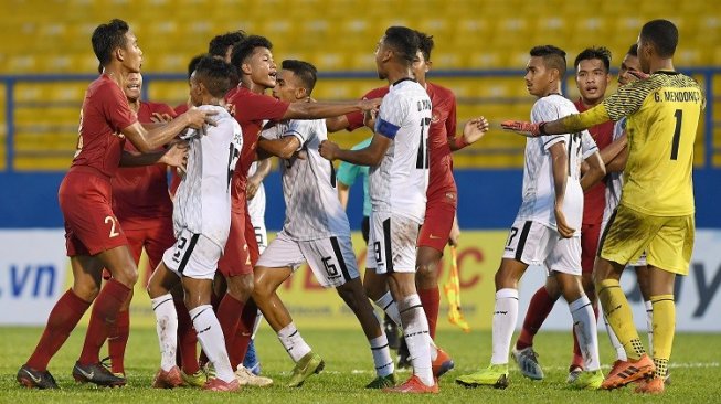 Sejumlah Pesepakbola Indonesia saling dorong dengan sejumlah pesepakbola Timor Leste Da Silva Moreira saat terjadi keributan pada pertandingan penyisihan grup A Piala AFF U-18 2019 di Stadion Binh Duong di Provinsi Binh Duong, Vietnam, Kamis (8/8/2019). Indonesia menang atas Timor Leste dengan skor 4-0 (3-0). ANTARA FOTO/Yusran Uccang/ama.