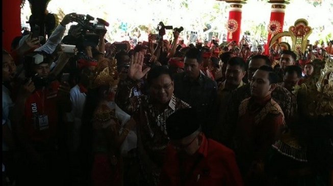 Senyum Prabowo Saat Tiba di Kongres PDIP di Bali