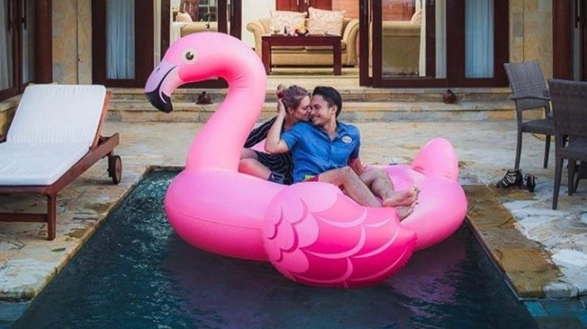 Romantis, 5 Pasangan Artis Ini Pamer Kemesraan di Kolam Renang
