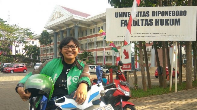 Leony Sondang Suryani, gadis 22 tahun yang juga berprofesi sebagai driver ojek online (ojol), baru saja lulus dari Fakultas Hukum Universitas Diponegoro (Undip) dengan predikat cum laude. [Suara.com/Adam Iyasa]