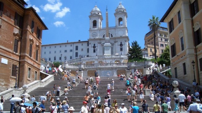 Awas, Duduk di Tangga Kini Bisa Didenda Pemerintah Kota Roma