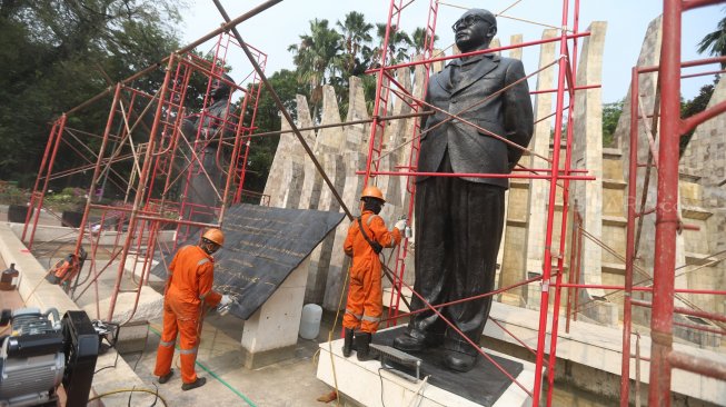 Petugas Dinas Pariwisata dan Kebudayaan Provinsi DKI Jakarta melakukan konservasi patung proklamator di Tugu Proklamasi, Jakarta, Kamis (8/8). [Suara.com/Arya Manggala]