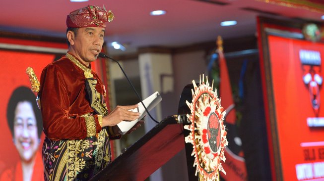 Presiden Joko Widodo berpidato pada pembukaan Kongres V PDIP di Sanur, Bali, Kamis (8/8). [ANTARA FOTO/Nyoman Budhiana]