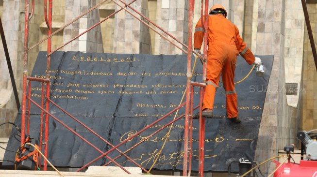 Petugas Dinas Pariwisata dan Kebudayaan Provinsi DKI Jakarta melakukan konservasi patung proklamator di Tugu Proklamasi, Jakarta, Kamis (8/8). [Suara.com/Arya Manggala]