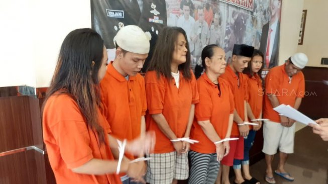 Jajaran Polres Metro Jakarta Selatan meringkus sindikat pemalsu perhiasan dengan modus disepuh emas. (Suara.com/Yosea Arga)
