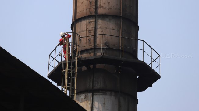 Petugas Dinas Lingkungan Hidup DKI Jakarta melakukan inspeksi terhadap pabrik yang memiliki cerobong asap di kawasan Pulogadung, Jakarta Timur, Kamis (8/8). [Suara.com/Arya Manggala]