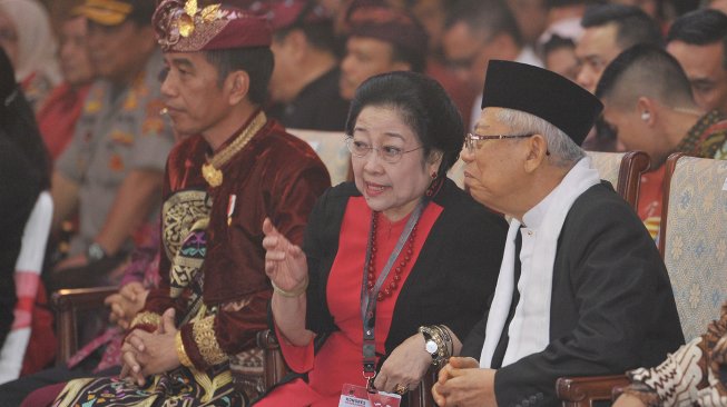 Ketua Umum DPP PDIP Megawati Soekarnoputri (kedua kanan) bersama Presiden Joko Widodo (kiri) berbincang dengan Wakil Presiden terpilih Ma'ruf Amin (kanan) pada pembukaan Kongres V PDIP di Sanur, Bali, Kamis (8/8). [ANTARA FOTO/Nyoman Budhiana ]