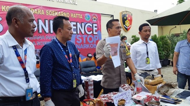 Polres Bandara Soetta saat merilis kasus peredaran sabu melalui akun Instagram. (Suara.com/M Iqbal).