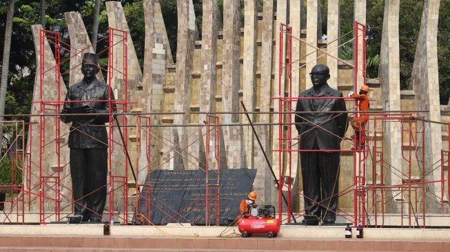 Petugas Dinas Pariwisata dan Kebudayaan Provinsi DKI Jakarta melakukan konservasi patung proklamator di Tugu Proklamasi, Jakarta, Kamis (8/8). [Suara.com/Arya Manggala]