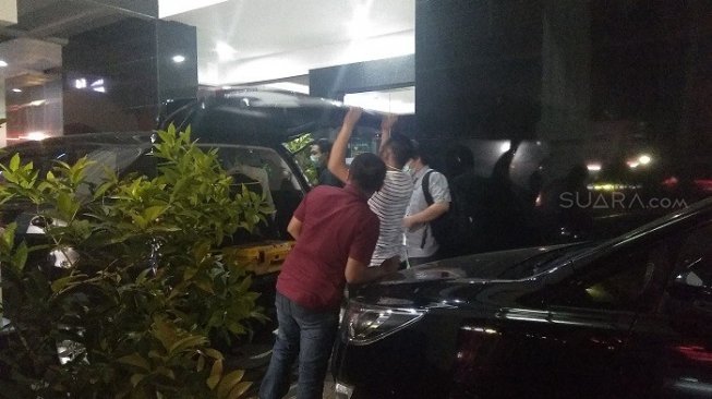 Geledah Kantor BPKAD Jatim, KPK Angkut 2 Koper dan 1 Tas Jinjing
