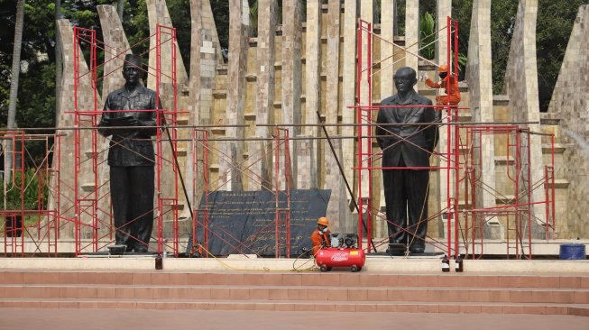 Petugas Dinas Pariwisata dan Kebudayaan Provinsi DKI Jakarta melakukan konservasi patung proklamator di Tugu Proklamasi, Jakarta, Kamis (8/8). [Suara.com/Arya Manggala]