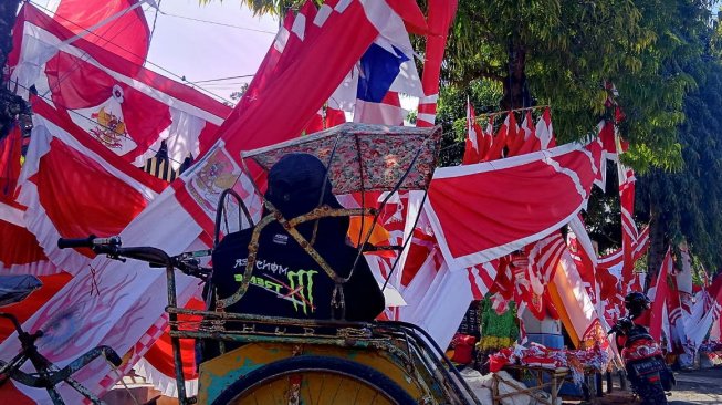Jelang HUT RI, Pedagang Pernak-Pernik Agustusan Masih Sepi Pembeli
