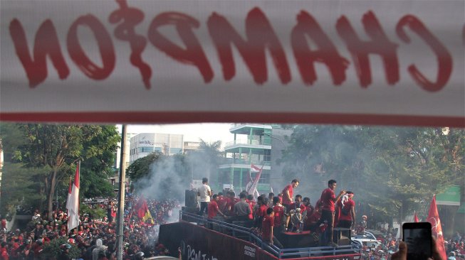 Pesepakbola dan official PSM Makassar dan diikuti suporternya melakukan pawai kemenangan di Makassar, Sulawesi Selatan, Rabu (7/8). [ANTARA FOTO/Abriawan Abhe]