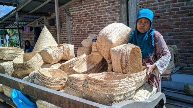 Kampanye Antiplastik, Berbuah Berkah Pembuat Besek Jelang Iduladha