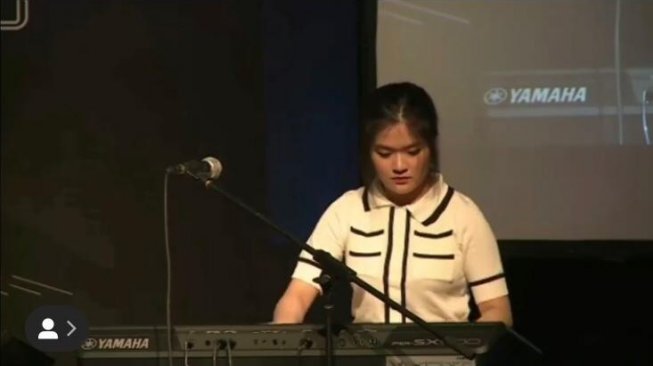 Josephine Alexandra saat mencoba keyboard Yamaha terbaru. [Instagram]