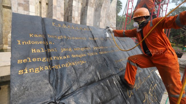 Petugas Dinas Pariwisata dan Kebudayaan Provinsi DKI Jakarta melakukan konservasi patung proklamator di Tugu Proklamasi, Jakarta, Kamis (8/8). [Suara.com/Arya Manggala]