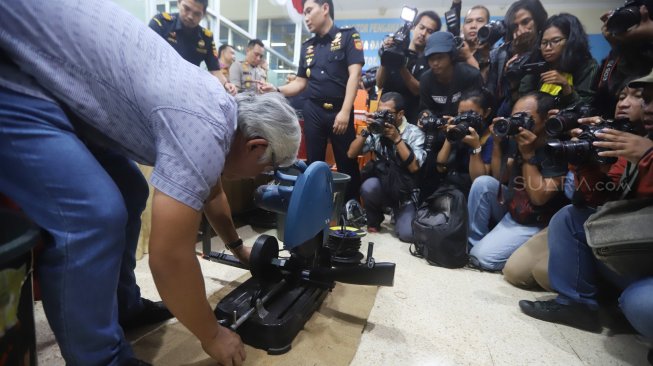 Petugas menunjukkan Barang Milik Negara (BMN) hasil impor yang tidak memenuhi izin di Kantor Bea Cukai Pasar Baru, Jakarta, Jumat (9/8). [Suara.com/Arya Manggala]