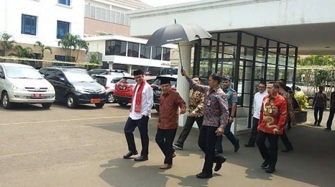 Gubernur DKI Jakarta Anies Baswedan menemui Wakil Presiden Jusuf Kalla (JK) di Istana Wapres, Jalan Medan Merdeka Selatan, Jakarta, Jumat (9/8/2019). (Suara.com/Ria Rizki)