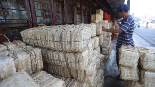 Pedagang menata besek bambu di Jalan Jatinegara Barat, Jakarta, Jumat (9/8). [Suara.com/Arya Manggala]