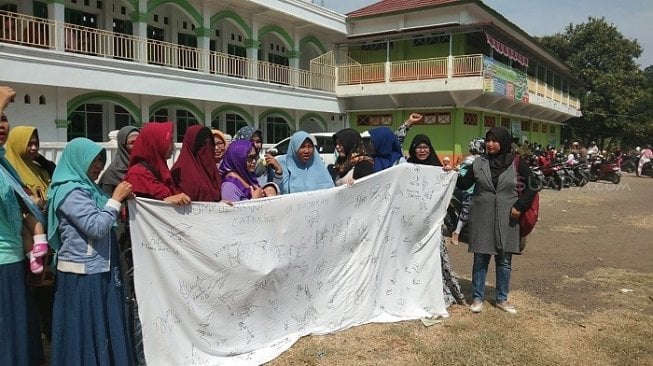 Anaknya Wajib Makan Nasi Katering dari SD Tapi Selalu Basi, Emak-emak Demo