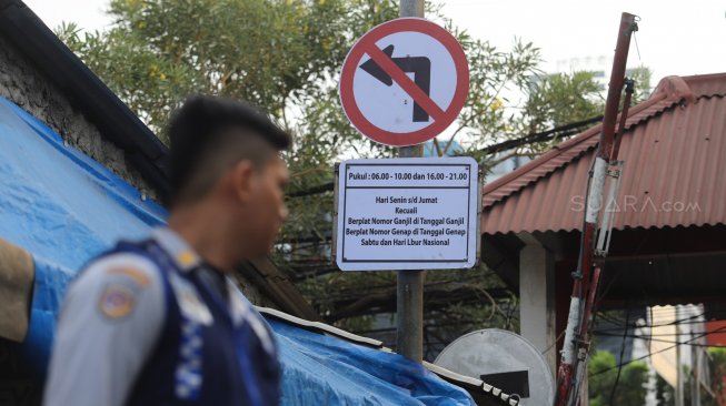 Petugas Dishub DKI Jakarta memasang rambu-rambu perluasan ganjil genap di kawasan Jalan Gunung Sahari, Jakarta, Jumat (9/8). [Suara.com/Arya Manggala]