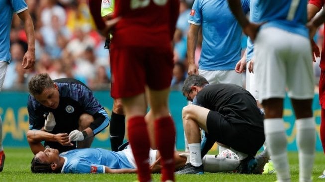 Winger Manchester City, Leroy Sane tergeletak usai berbenturan dengan bek Liverpool, Trent Alexander-Arnold pada pertandingan Community Shield 2019 di Stadion Wembley, Minggu (4/8/2019). (Adrian DENNIS / AFP)