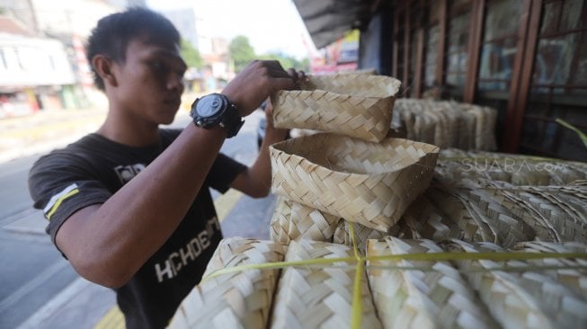 Pedagang menata besek bambu di Jalan Jatinegara Barat, Jakarta, Jumat (9/8). [Suara.com/Arya Manggala]