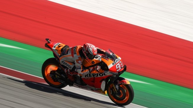 Pebalap Repsol Honda, Marc Marquez, menggeber motornya pada FP2 MotoGP Austria 2019 di Sirkuit Red Bull Ring, Jumat (9/8). [AFP/Vladimir Simicek]