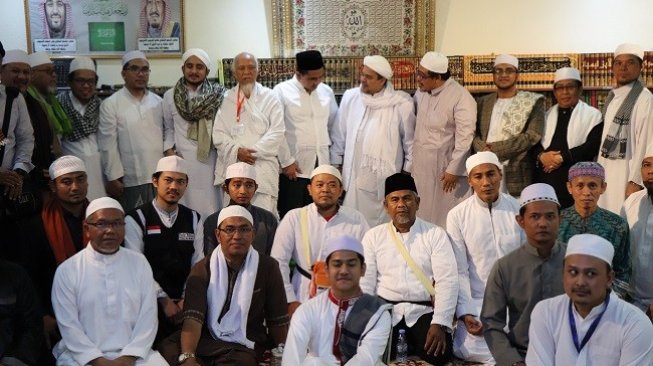 Taj Yasin Buka Suara, Keluarga Mbah Moen Bertemu Habib Rizieq di Mekkah