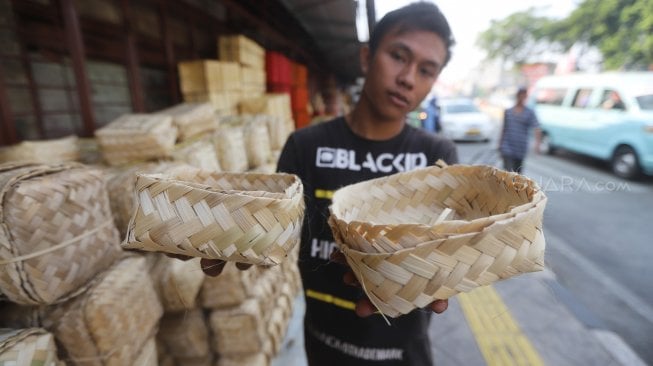 Pedagang menata besek bambu di Jalan Jatinegara Barat, Jakarta, Jumat (9/8). [Suara.com/Arya Manggala]