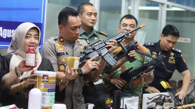 Petugas menunjukkan Barang Milik Negara (BMN) hasil impor yang tidak memenuhi izin di Kantor Bea Cukai Pasar Baru, Jakarta, Jumat (9/8). [Suara.com/Arya Manggala]