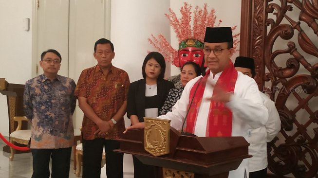 Anies Baswedan Bagikan Daging Kurban yang Sudah Diolah Koki Hotel Bintang 5