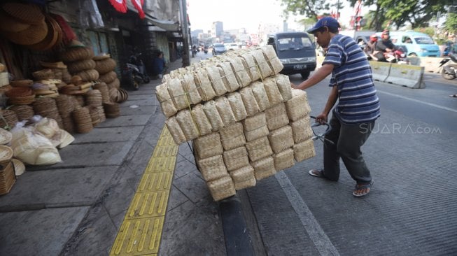 Pedagang menata besek bambu di Jalan Jatinegara Barat, Jakarta, Jumat (9/8). [Suara.com/Arya Manggala]