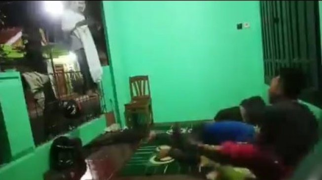 Prank Pocong ke Teman, Reaksinya Bikin Ngakak