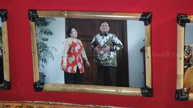 Ketua Umum PDI Perjuangan, Megawati Soekarnoputri dan Ketum Gerindra Prabowo Subianto dalam frame foto. (Suara.com/M. Yasir)