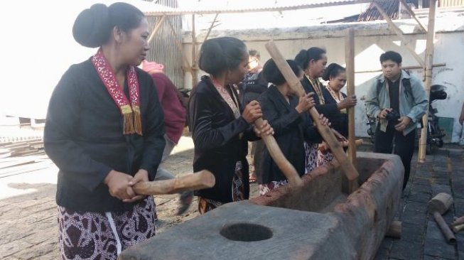 Keraton Yogyakarta menggelar Hajad Dalem atau upacara Numplak Wajik di Pelataran Kemagangan Kraton Yogyakarta. 