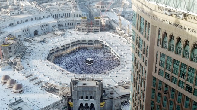 Jutaan umat muslim dari penjuru dunia mengelilingi Ka'bah dan berdoa di Masjidil Haram, Mekah, Arab Saudi, Kamis (8/8). [FETHI BELAID / AFP]