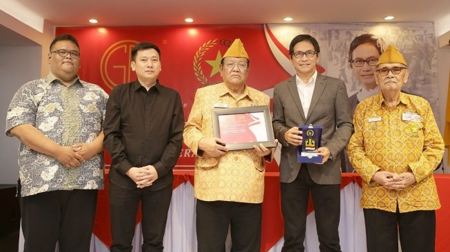 Addie MS sebagai brand ambassador GB Sanitaryware memberikan penghargaan kepada sejumlah veteran perang. [dokumentasi pribadi]