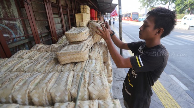 Pedagang menata besek bambu di Jalan Jatinegara Barat, Jakarta, Jumat (9/8). [Suara.com/Arya Manggala]