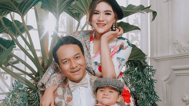 Vicky Shu bersama suami dan anaknya. [Instagram]