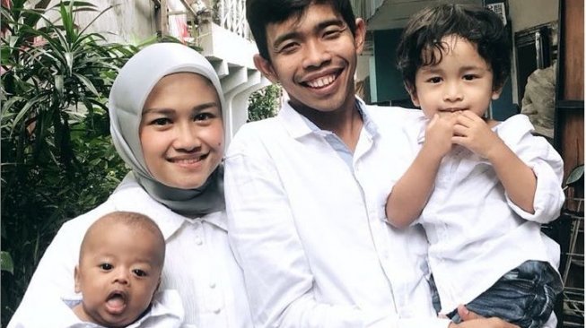 Dede Sunandar bersama istri dan dua anaknya. [Instagram]