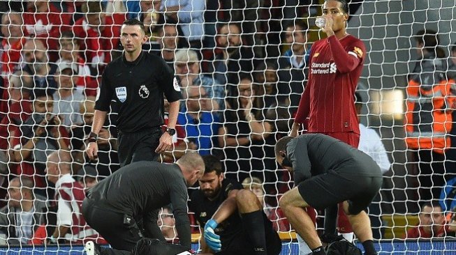 Petaka bagi Liverpool kiper utama mereka Allison Becker cidera dan terpaksa harus diganti dengan kiper cadangan saat menjamu Norwich City di pekan perdana Premiere League 2019/2020, Sabtu (10/8/2019) dini hari WIB. (AFP)