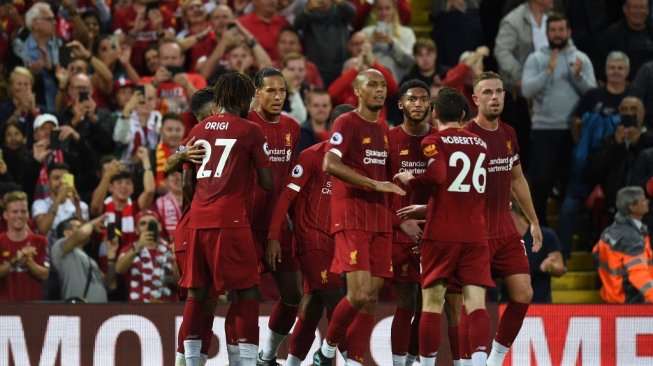 Para pemain Liverpool merayakan gol ketiga yang dicetak oleh Virgil van Dijk ke gawang Norwich City, Jumat (9/8/2019). Pada laga itu Liverpool menang 4-1. [OLI SCARFF / AFP]