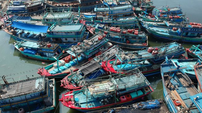 Kapal nelayan bersandar saat tidak melaut di Pelabuhan Tegal, Jawa Tengah, Sabtu (10/8/). [ANTARA FOTO/Oky Lukmansyah]