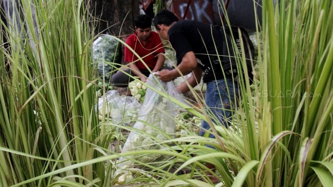 Penjual kulit ketupat di kawasan Palmerah, Jakarta, Sabtu (10/8). [Suara.com/Oke Atmaja]